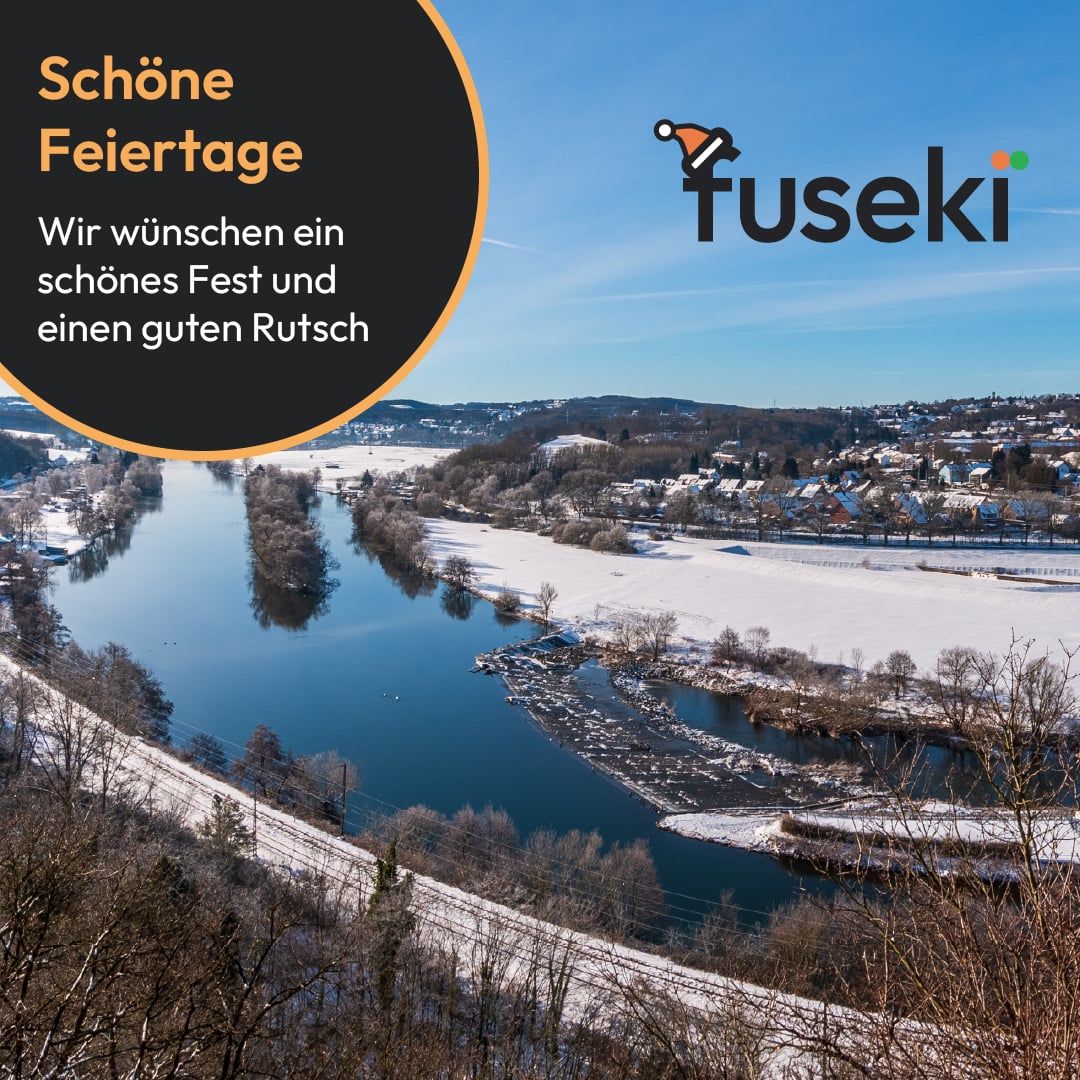 Verschneite Flusslandschaft, Text „Schöne Feiertage – Wir wünschen ein schönes Fest und einen guten Rutsch“