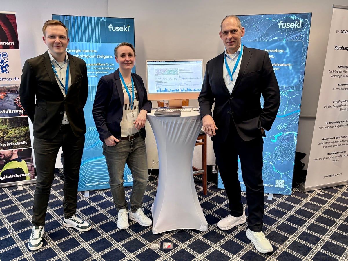 Drei Personen am fuseki-Stand beim KI-Tag der Wasserwirtschaft