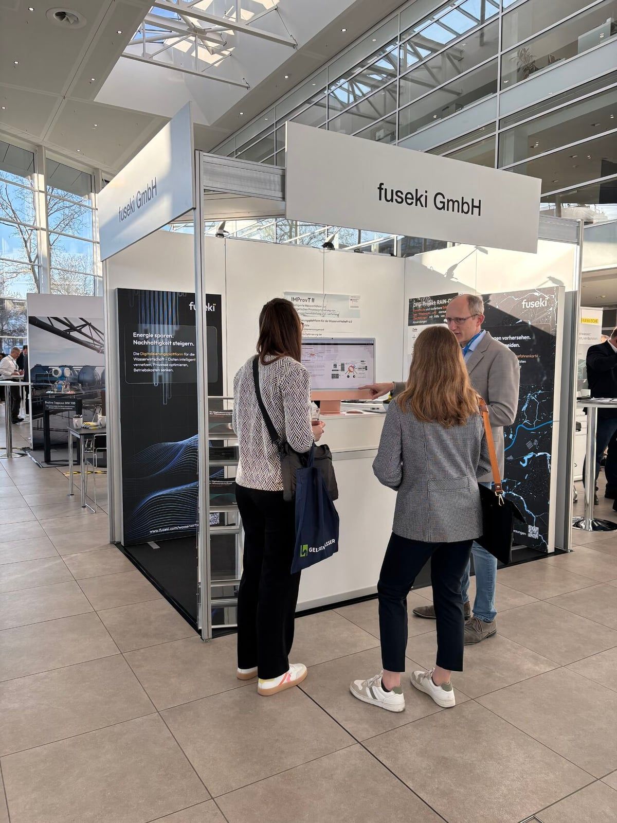 Besucherinnen am Stand der fuseki GmbH auf der Essener Tagung