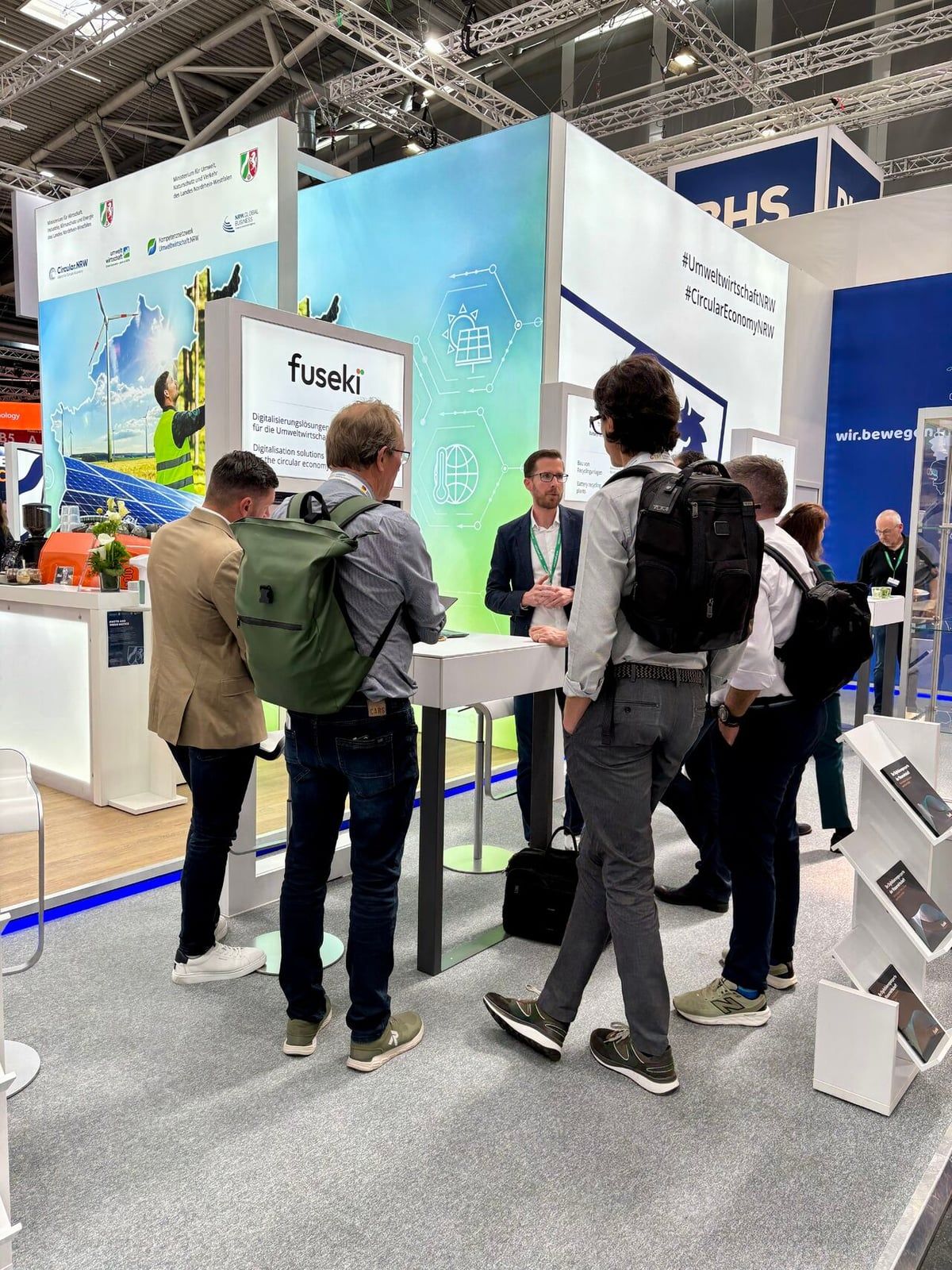 Besucherinnen und Besucher am NRW-Gemeinschaftsstand auf der IFAT