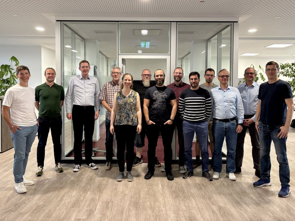 Gruppenfoto von rund 20 Personen in einem Besprechungsraum beim Konsortialtreffen