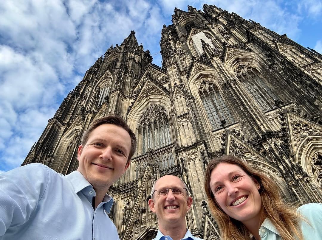 Selfie von drei Personen vor dem Kölner Dom