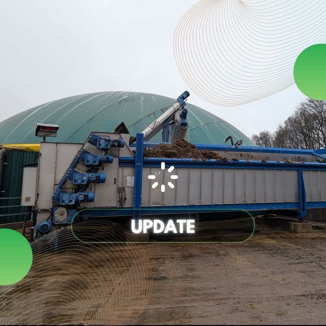 Biogasanlage mit Kuppel und Fördertechnik, Schriftzug „Update“
