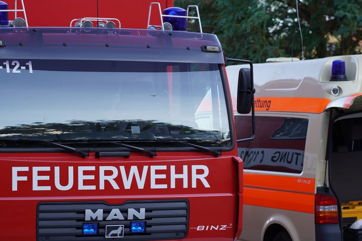 Feuerwehrfahrzeug und Rettungswagen nebeneinander