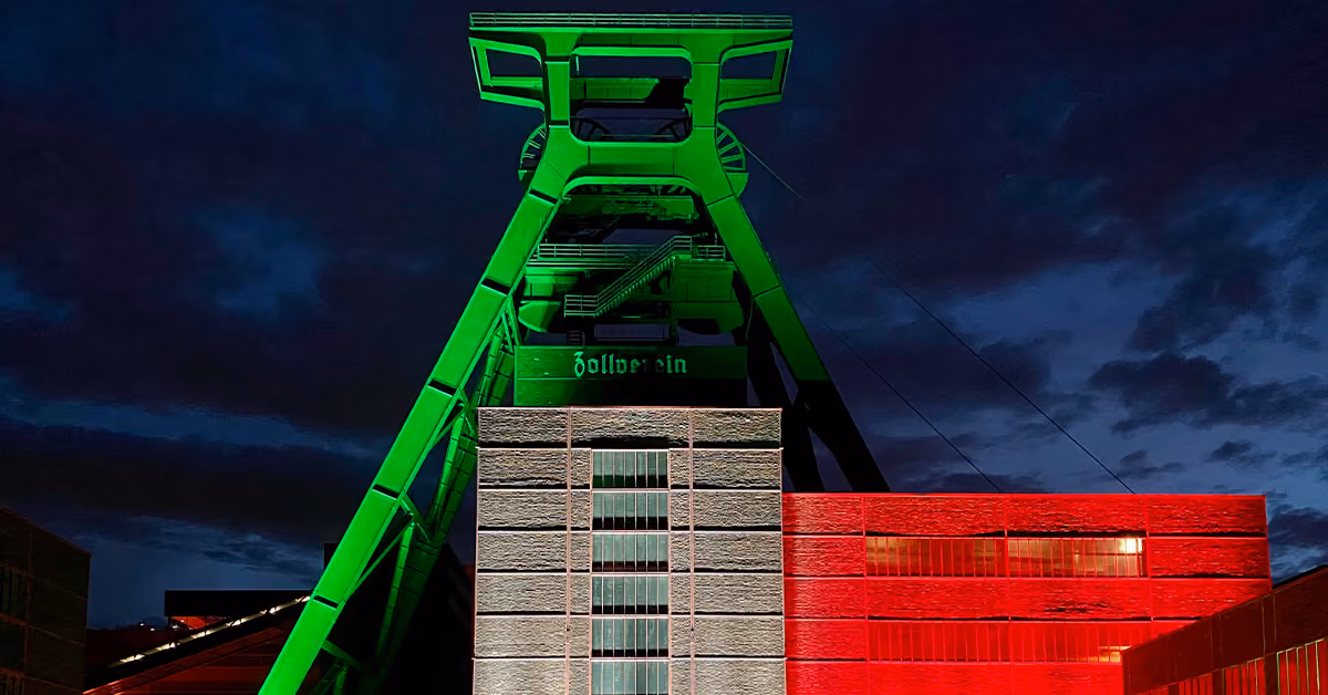 Zeche Zollverein in NRW Farben beleuchtet