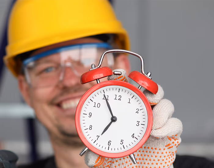 Handwerker mit Wecker