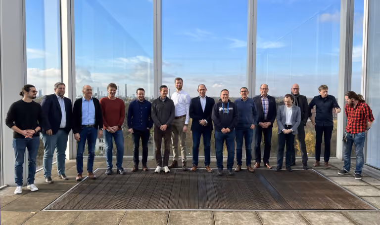 Vertreter der Konsortialpartner auf einem Gruppenbild